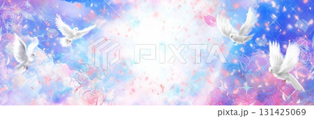 太陽光線の周りを飛ぶ白い鳩と美しい天国背景ワイドサイズイラスト 太陽光線の周りを飛ぶ白い鳩と美しい天国背景ワイドサイズイラスト 131425069