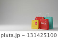 セールタグ付きのカラフルなショッピングバッグとグレー背景 131425100