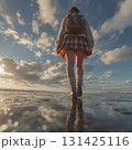 夕暮れの海岸を歩く制服の女子高生 131425116