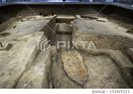 吉野ヶ里歴史公園　北墳丘墓　甕棺と副葬品の銅剣　佐賀県吉野ヶ里町 131425221