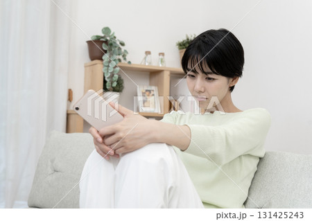 悩む若い女性 131425243