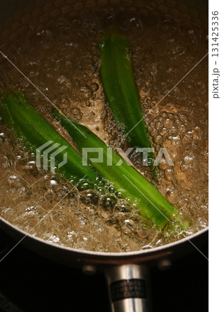 オクラを茹でている様子 131425336