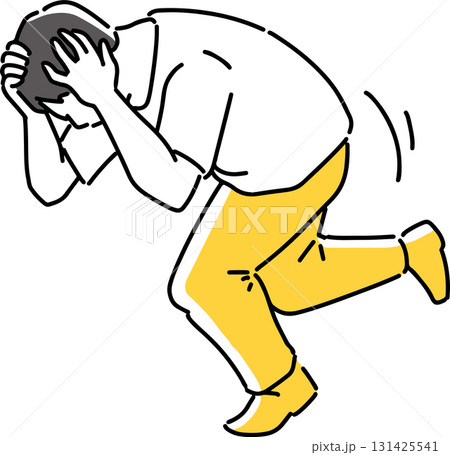 頭を抱えて逃げる男性 131425541