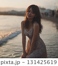 海辺で佇むドレスを着た女性 131425619