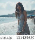 海辺で佇むドレスを着た女性 131425620