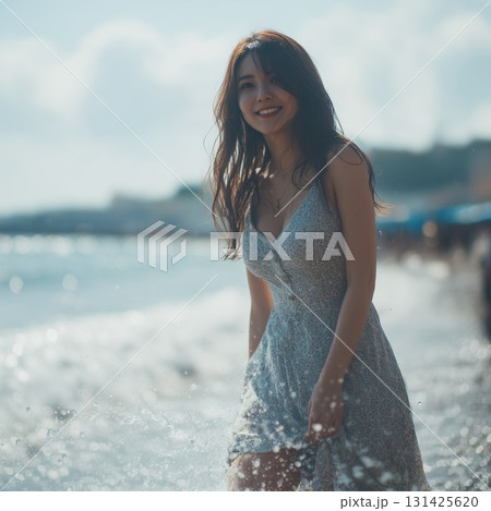 海辺で佇むドレスを着た女性 131425620