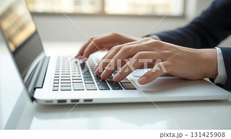 パソコンを操作する手元 131425908