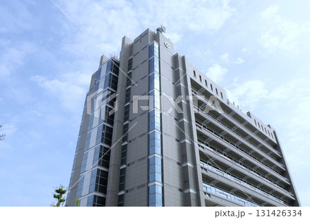 八尾市役所と青空3 131426334