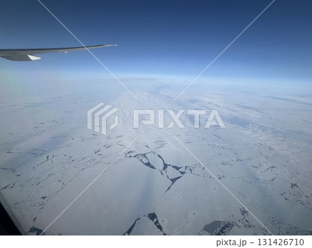 飛行機から見た北極の氷河 131426710