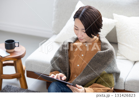 タブレットを操作するミドル女性 131426823