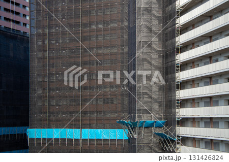 マンションの外壁補修工事の足場 131426824