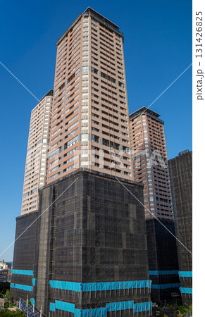 タワーマンションの外壁補修工事の足場 タワーマンションの外壁補修工事の足場 131426825