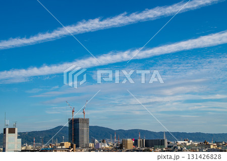 青空と飛行機雲とタワーマンションの建設現場の遠景 131426828