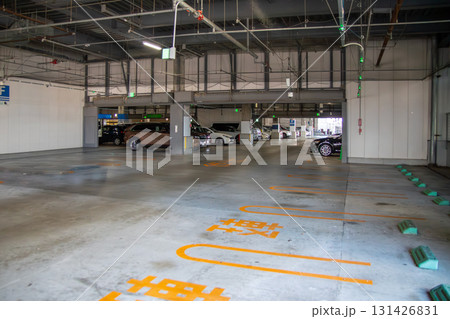 車の少ないシッピングセンターの駐車場 車の少ないシッピングセンターの駐車場 131426831