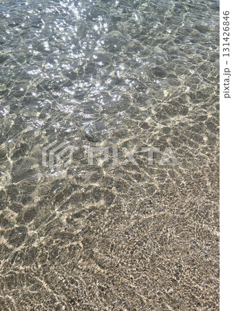 白い砂浜の波打ち際 白い砂浜の波打ち際 131426846