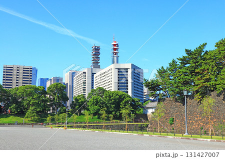 東京都千代田区霞が関、皇居外苑から見た警視庁本部庁舎の風景 131427007