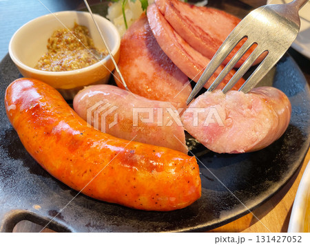 ソーセージとハムの盛り合わせ 肉加工品の盛りだくさんプレート ソーセージとハムの盛り合わせ 肉加工品の盛りだくさんプレート 131427052