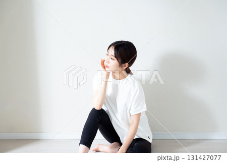 若い女性のポートレート 131427077