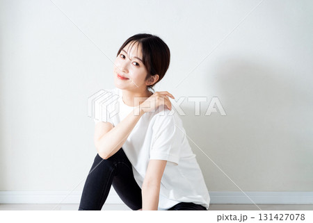 若い女性のポートレート 131427078