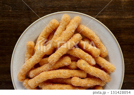 真上から見たテーブル背景の白かりんとう 131428054