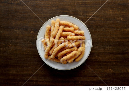 真上から見たテーブル背景の白かりんとう 131428055