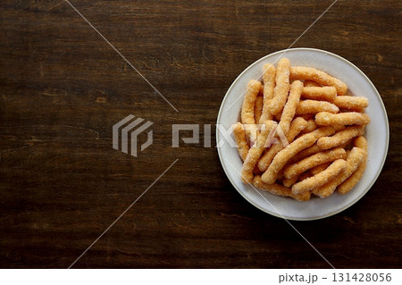 真上から見たテーブル背景の白かりんとう 131428056