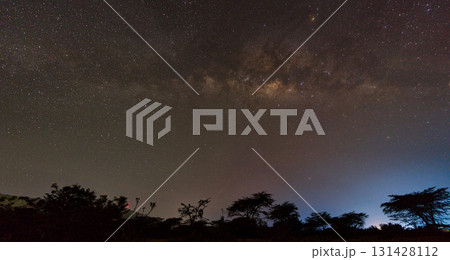 マサイマラの大地から見上げる満天の星空と天の川 マサイマラの大地から見上げる満天の星空と天の川 131428112