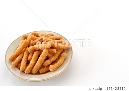 白背景の白かりんとう 白背景の白かりんとう 131428312