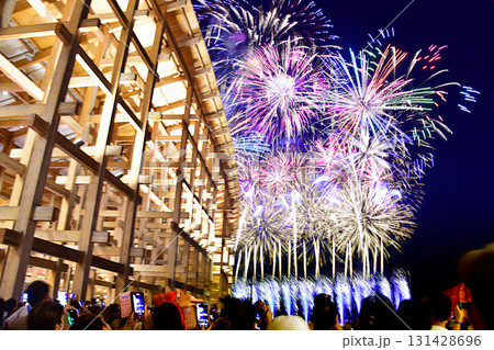 大阪関西万博2025の大屋根リングと花火 131428696