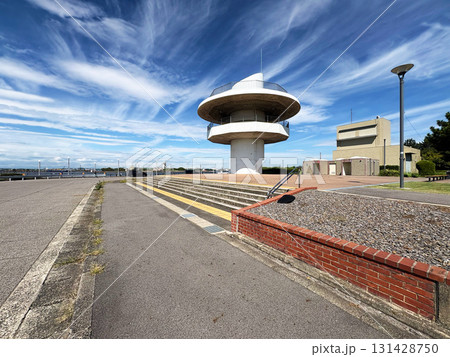 展望台と青空と白い雲 展望台と青空と白い雲 131428750