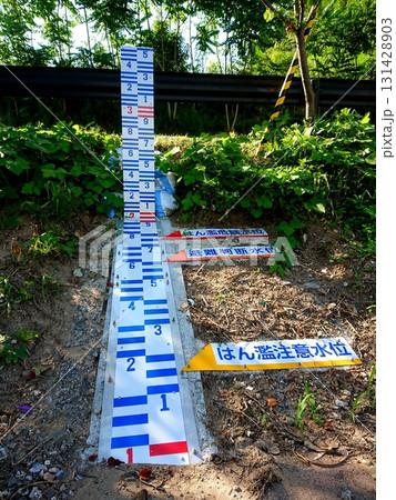 川の水位を示す量水標 川の水位を示す量水標 131428903