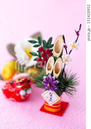 ピンク背景の門松 131428952