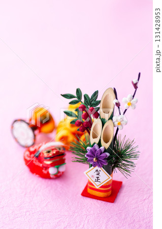 ピンク背景の門松 131428953