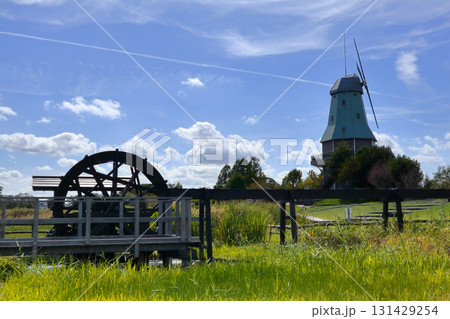 ロマンチック茨城（夏の終わり、空に飛行機雲が掛り湖畔の水車が湖の風に物思いにふける。）霞ヶ浦総合公園 131429254