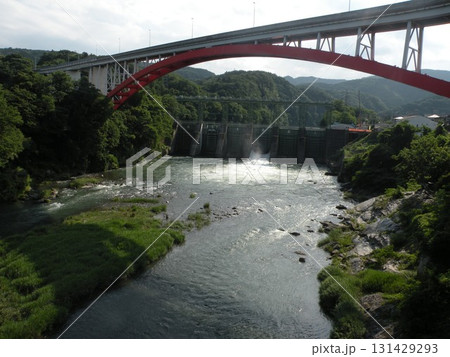 埼玉県寄居、ダムのある川の流れる橋の風景 131429293