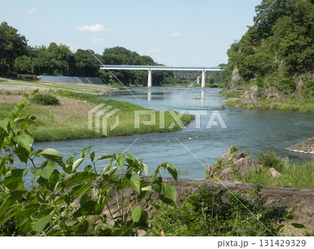 埼玉県寄居、川の流れる橋の風景 埼玉県寄居、川の流れる橋の風景 131429329