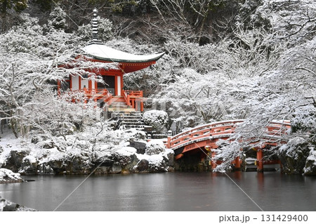 京都市の世界遺産醍醐寺 弁天池の雪景色 131429400