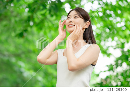 リラックスする女性 131429500