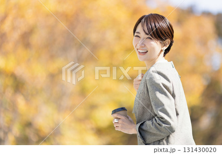 ホットコーヒーを飲む女性 131430020