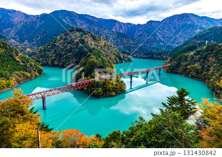 静岡県　奥大井湖上駅・秋景色 131430842