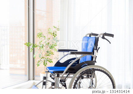 介護イメージ　車椅子 131431414