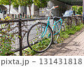 歩道に放置された自転車 131431818