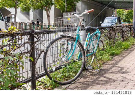 歩道に放置された自転車 歩道に放置された自転車 131431818
