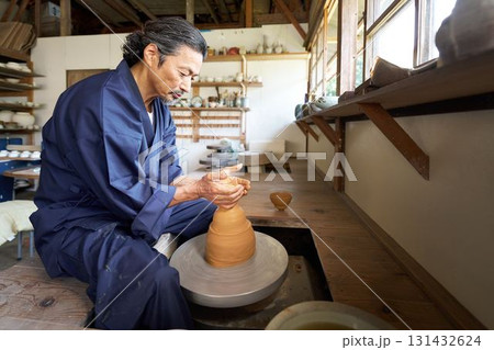 ろくろを使って器を形作るシニア男性 131432624
