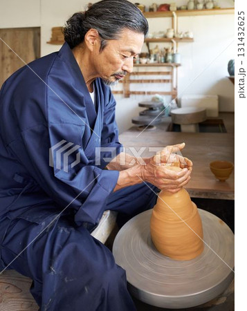 ろくろを使って器を形作る男性 ろくろを使って器を形作る男性 131432625