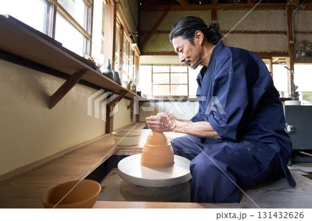ろくろを使って器を形作る男性 131432626