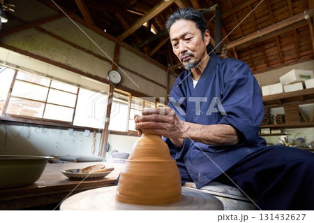 ろくろを使って器を形作る男性 ろくろを使って器を形作る男性 131432627