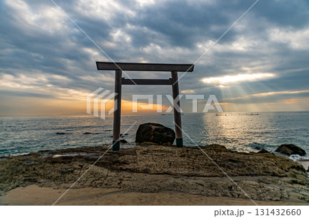 夕焼け空のつぶて浦 131432660