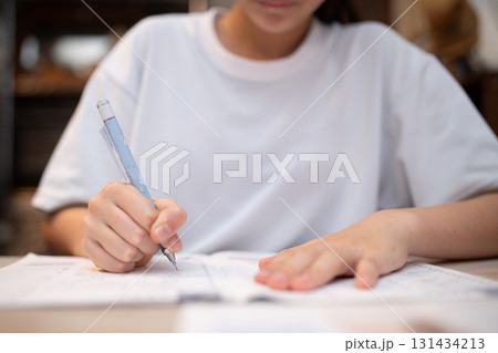 宿題をする中学生 131434213