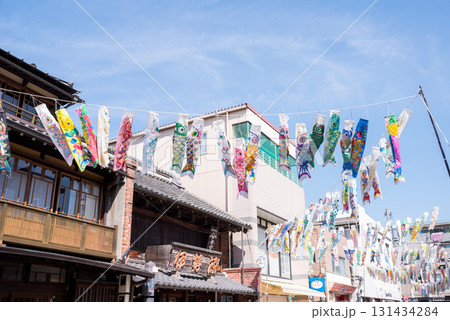 【小江戸川越】早朝の蔵造りの町並みとこいのぼり 131434284